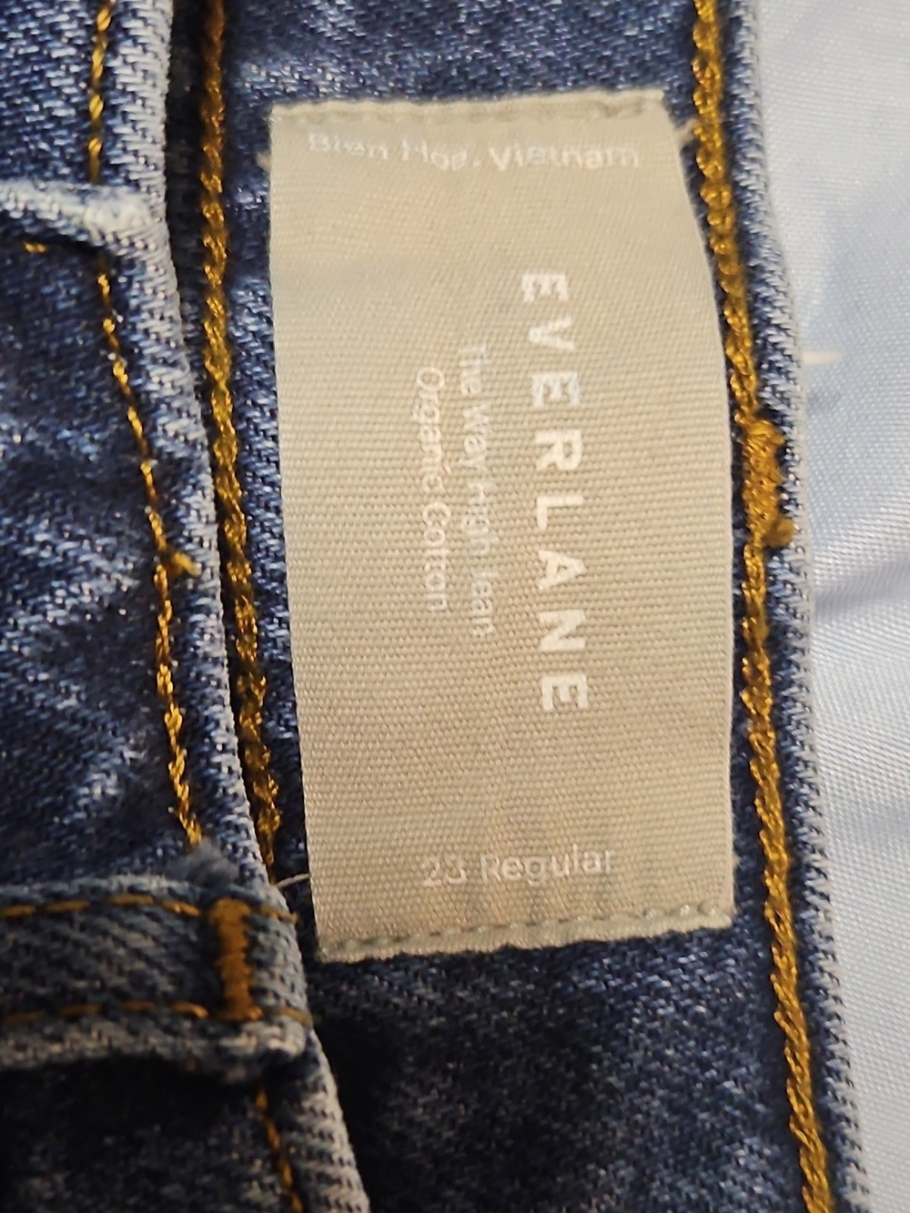Everlane Women's Relaxed Jeans in Medium Blue with Gold Stitching